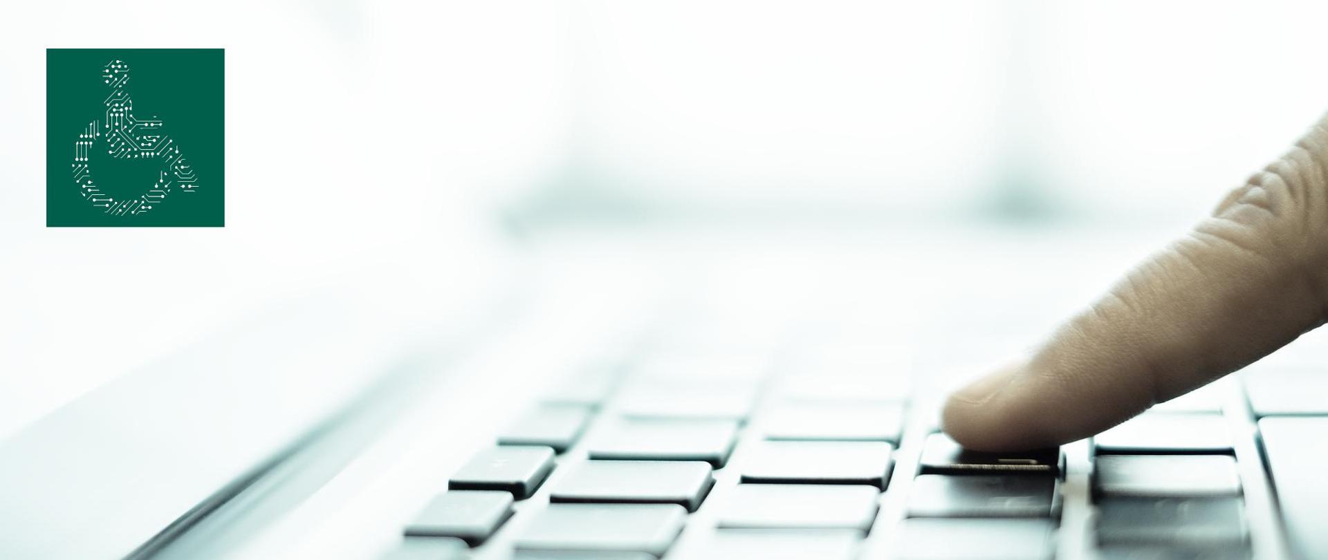 Klawiatura a na niej palec dotykający jeden z przycisków 