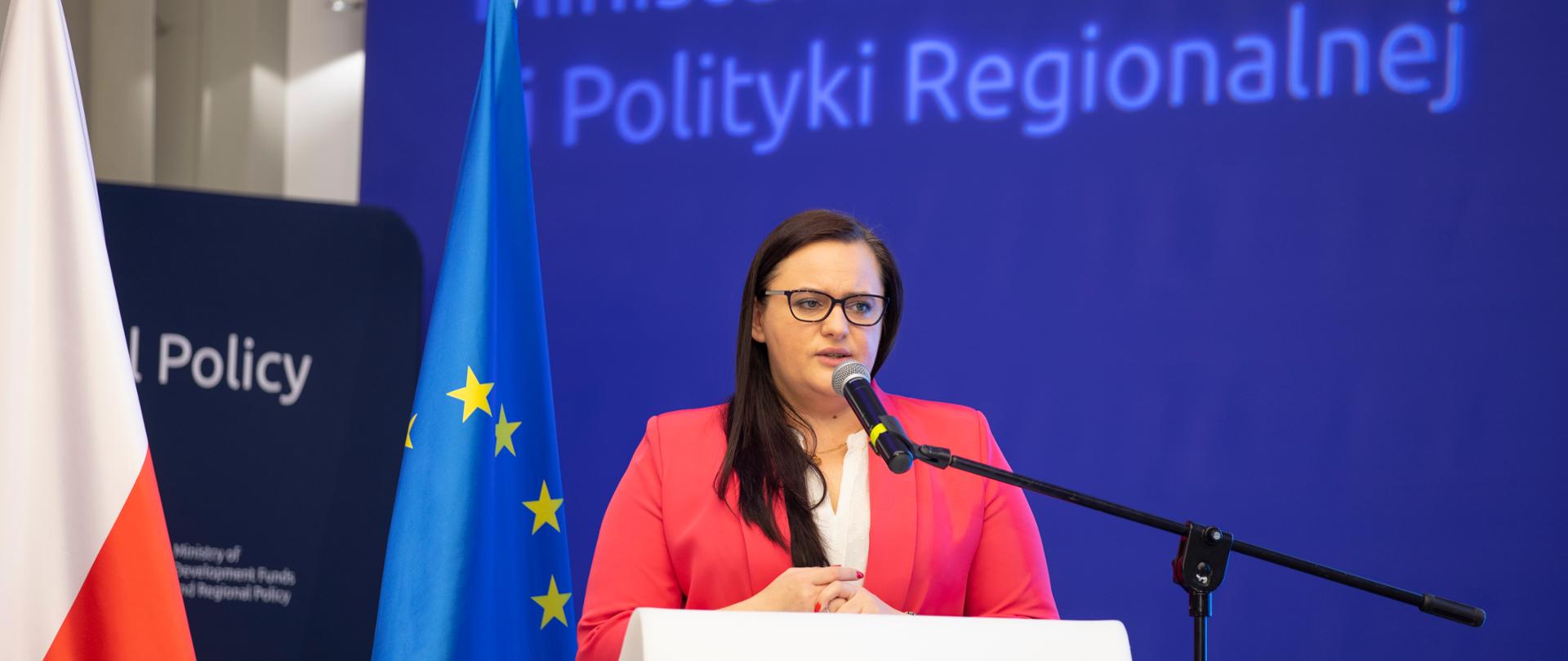 wiceminister Małgorzata Jarosińska-Jedynak mówi do mikrofonu