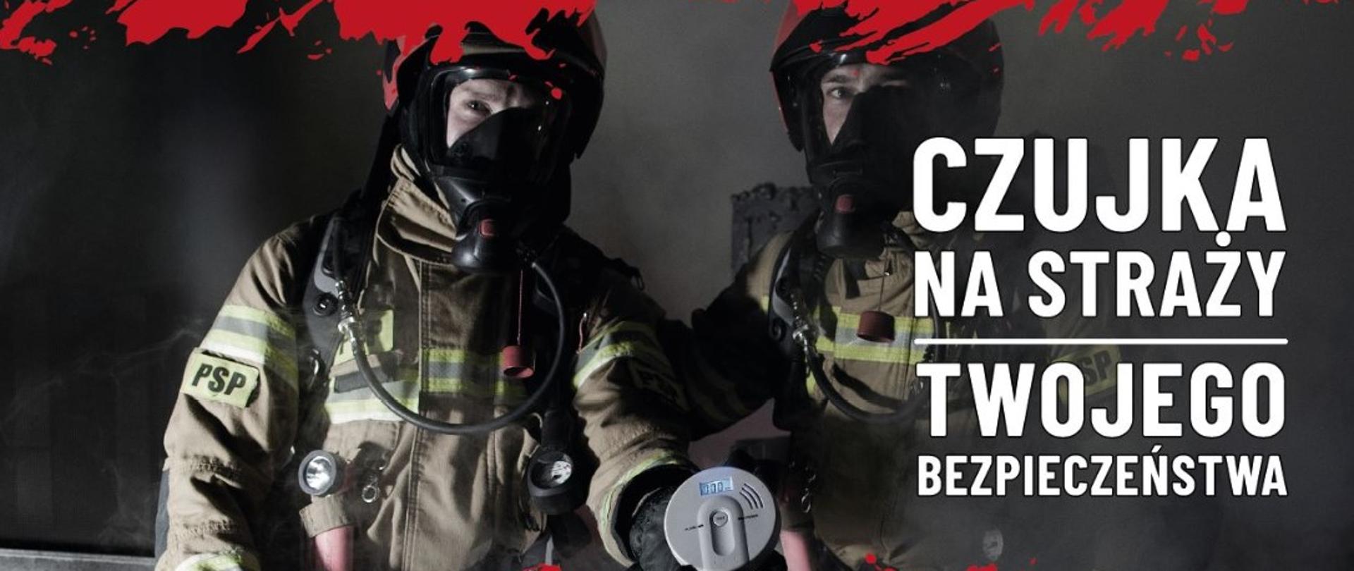 Strażak w ubraniu specjalnym oraz sprzęcie OUO trzyma w ręku czujkę