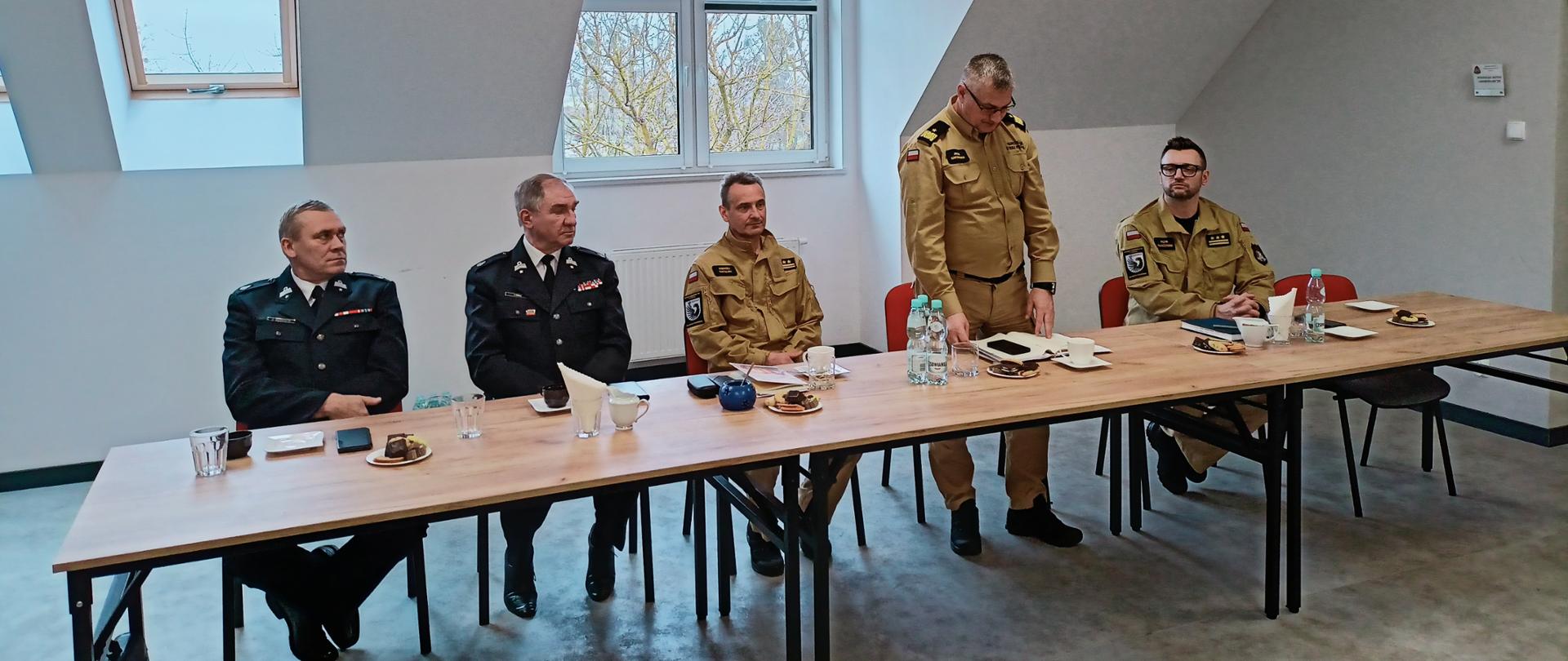 Na zdjęciu od lewej strony vice prezes zarządu oddziału powiatowego związku ochotniczej straży pożarnej druh Józef Gawrych, druh Janusz Gerke prezes zarządu oddziału powiatowego związku ochotniczej straży pożarnej, zastępca komendanta powiatowego państwowej straży pożarnej w Świeciu starszy brygadier Andrzej Rafalski, kujawsko pomorski Komendant Wojewódzki Państwowej Straży Pożarnej nadbrygadier Jacek Kaczmarek oraz Komendant Powiatowy Państwowej Straży Pożarnej w Świeciu starszy brygadier Piotr Tkaczyński podczas narady rocznej