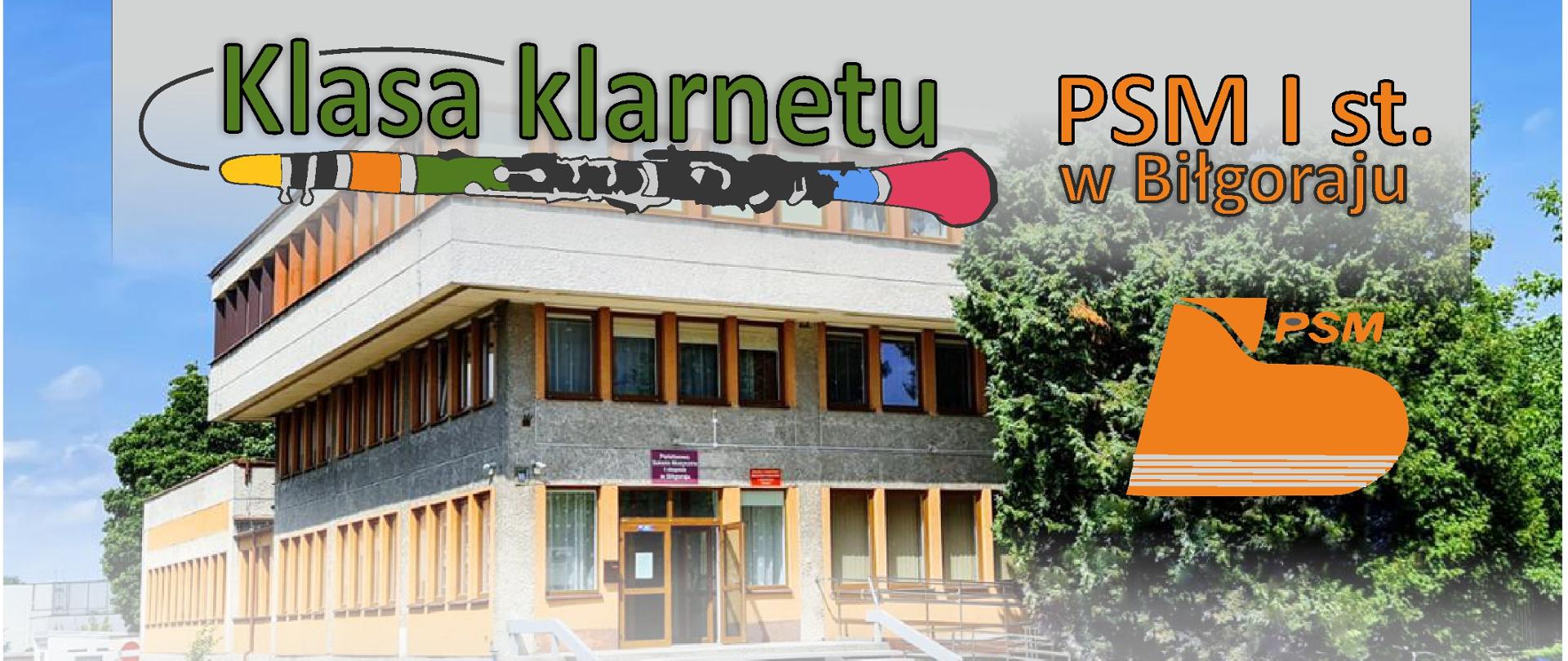 Plakat - warsztaty klarnetowe. PSM I st. w Biłgoraju. Prowadzenie Artur Figiel 10.10.2023 r. sala 31. Budynek szkoły na pierwszym planie. Logo szkoły pomarańczowe. 