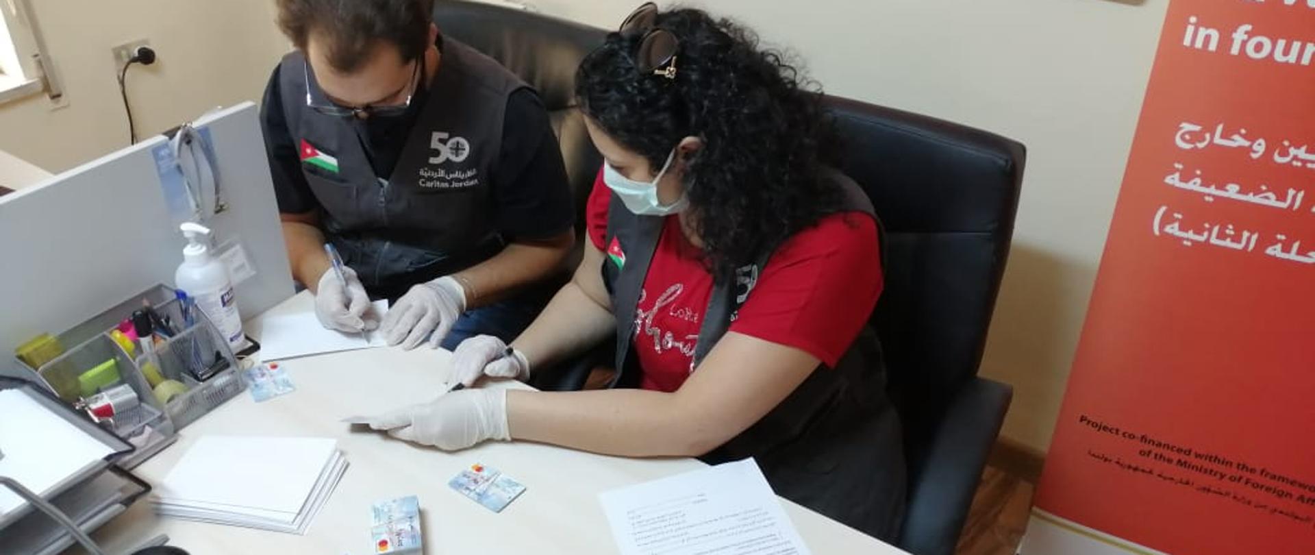 Kobieta i mężczyzna adresują koperty