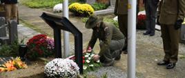 Złożenie kwiatów na grobach poległych polskich żołnierzy