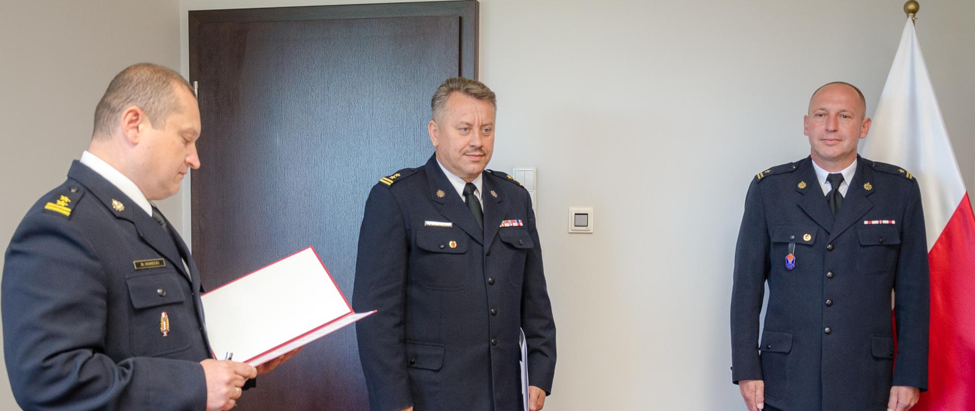 Fotografia przedstawiająca powierzenie obowiązków zastępcy Komendanta Powiatowego PSP w Szydłowcu przez Mazowieckiego Komendanta Wojewódzkiego PSP w Warszawie.