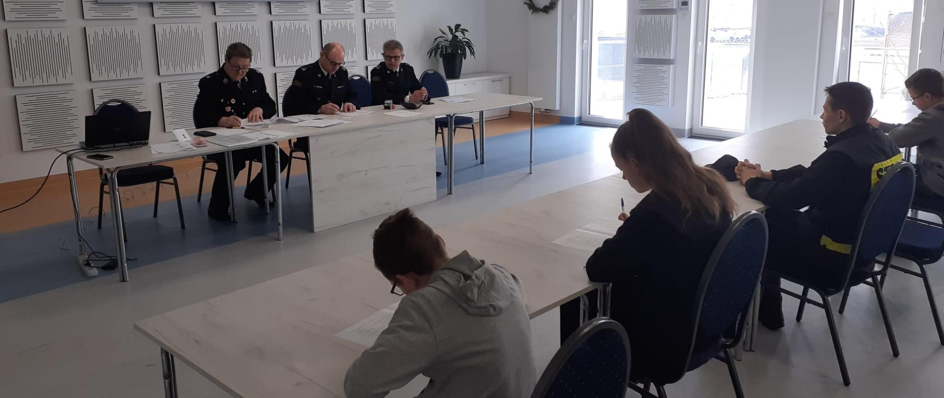 Komisja oraz uczestnicy podczas konkursu.