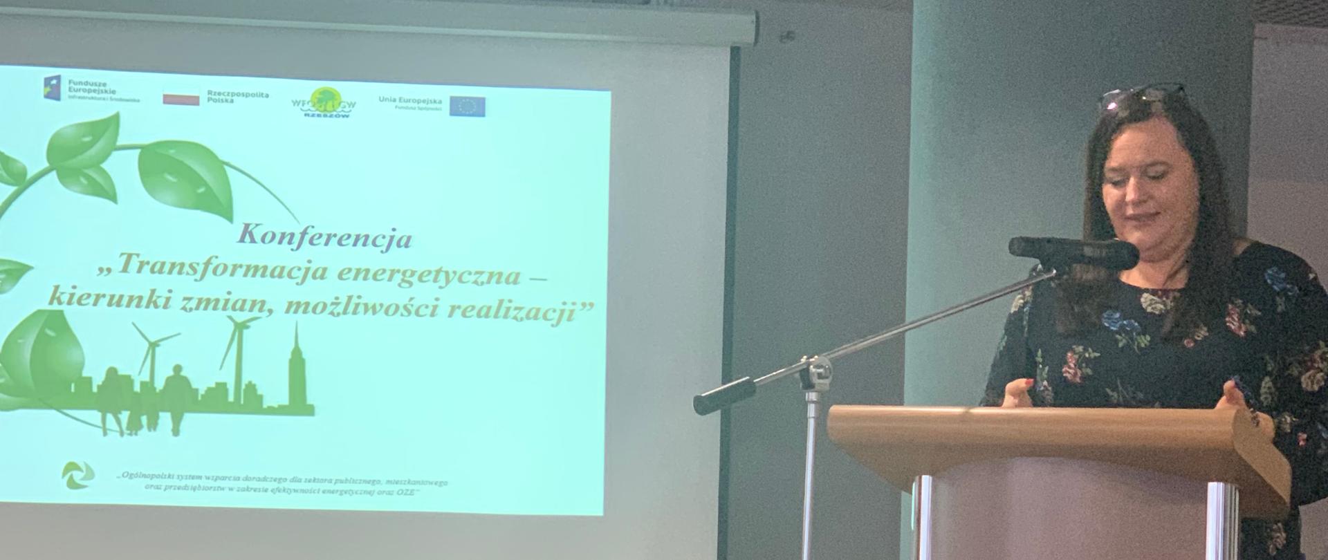 Minister Jarosińska-Jedynak przy mównicy, w tle telebim z nazwą konferencji