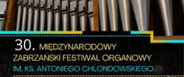 na czarnym tle imitującym niebo umieszczono napisy w kolorach żółtym, białym i niebieskim. Powyżej zdjęcie piszczałek organowych
