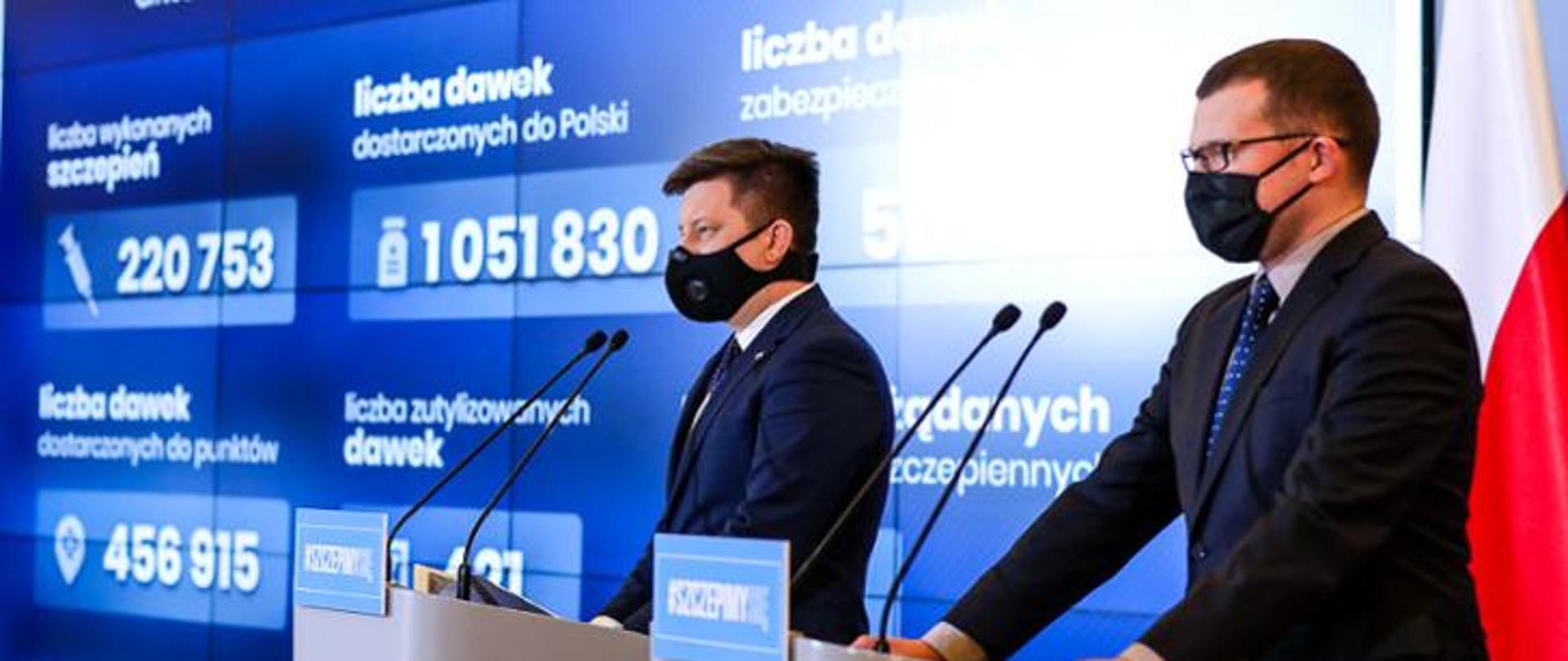 Konferencja prasowa. Przy mikrofonach ministrowie Michał Dworczyk i Paweł Szefernaker.