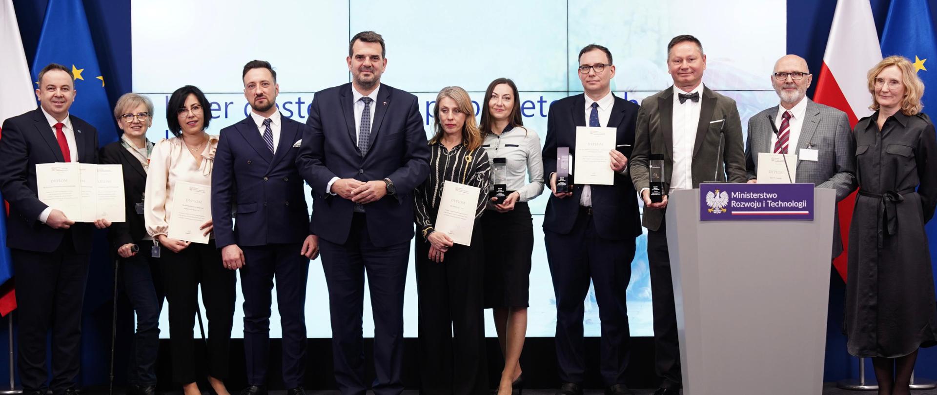 zdjęcie grupowe laureatów konkursu Lider dostępności priorytetowch branż