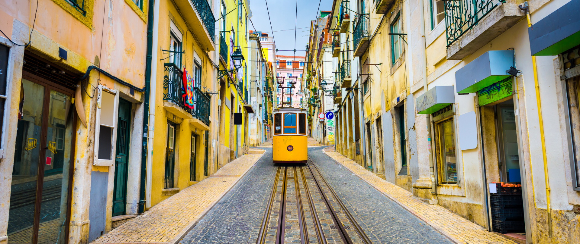Tramwaj na ulicy w Lizbonie
