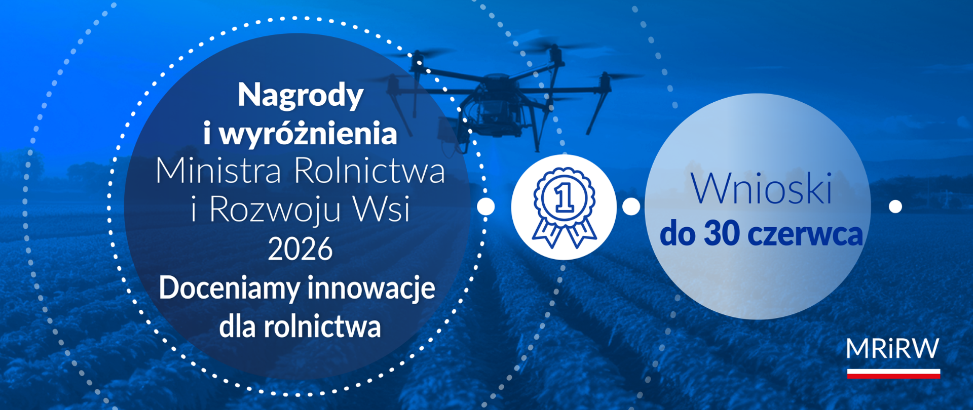 dron latający nad polem
