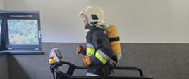 Test wysiłkowy w sprzęcie ochronnym – strażak na bieżni z butlą aparatu ODO.