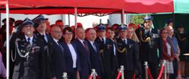 Zgromadzeni goście i funkcjonariusze podczas podnoszenia flagi państwowej na maszt