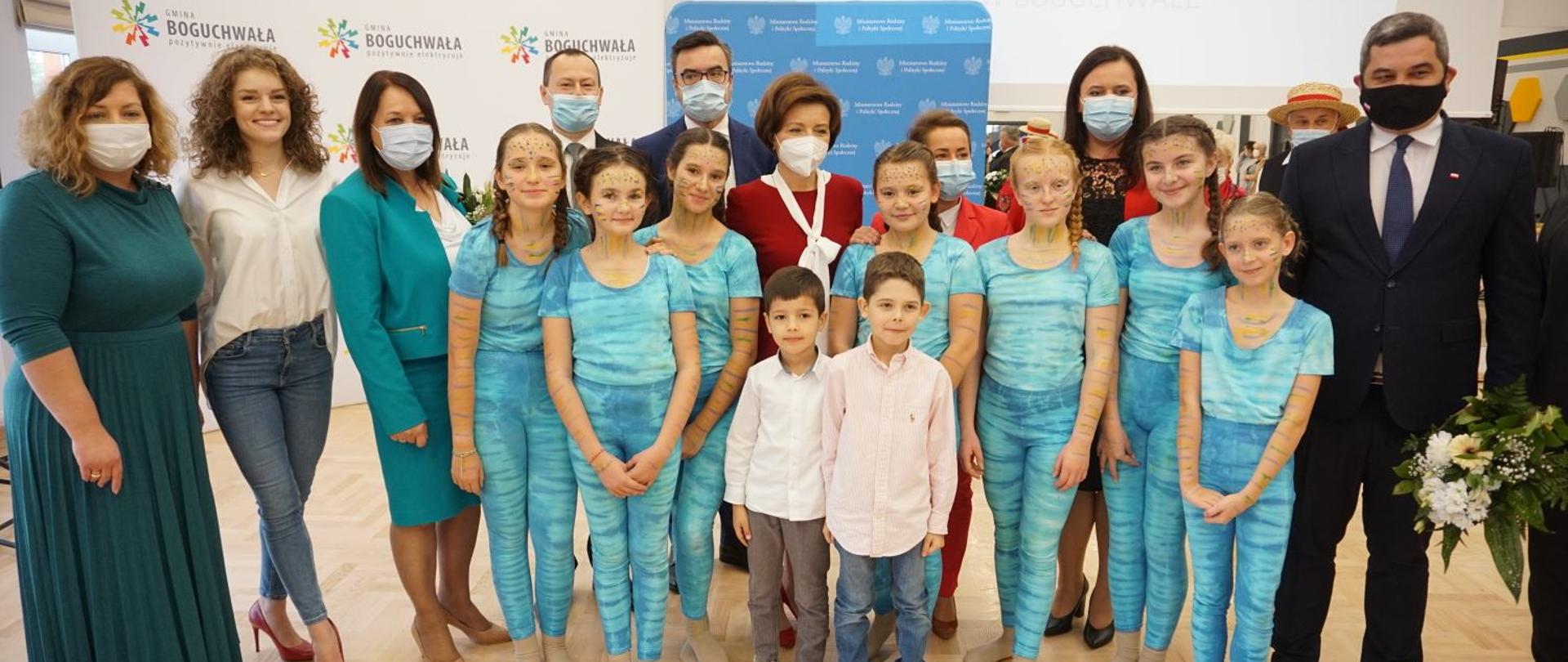 uczestnicy spotkania pozują do pamiątkowego zdjęcia