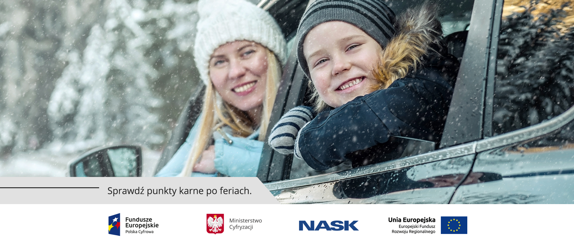 Uśmiechnięci - kobieta i dziecko - wychylają się przez okna samochodu. Oboje w zimowych ubraniach. Pada śnieg.
