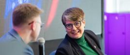Na zdjęciu siedzą od lewej: Konrad Ciesiołkiewicz, płk Małgorzata Żochowska. W tle ścianka multimedialna.