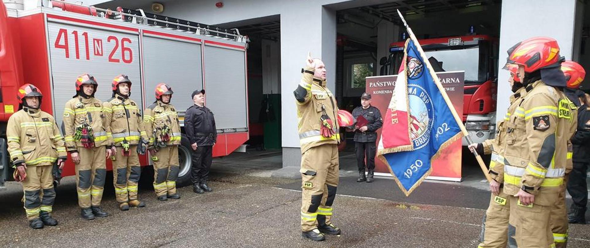 Na zdjęciu strażacy podczas ślubowania.