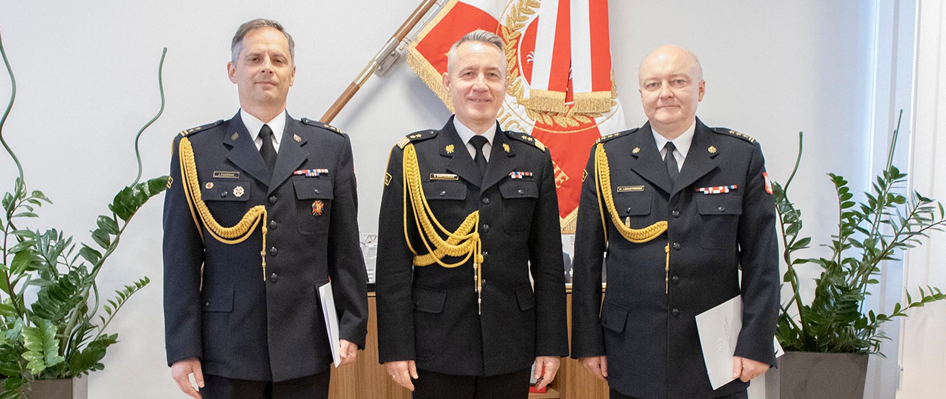 Na zdjęciu widać komendanta głównego PSP który pozuje do zdjęcia z dyrektorami BOL oraz BBI KG PSP na tle sztandaru KG PSP. 