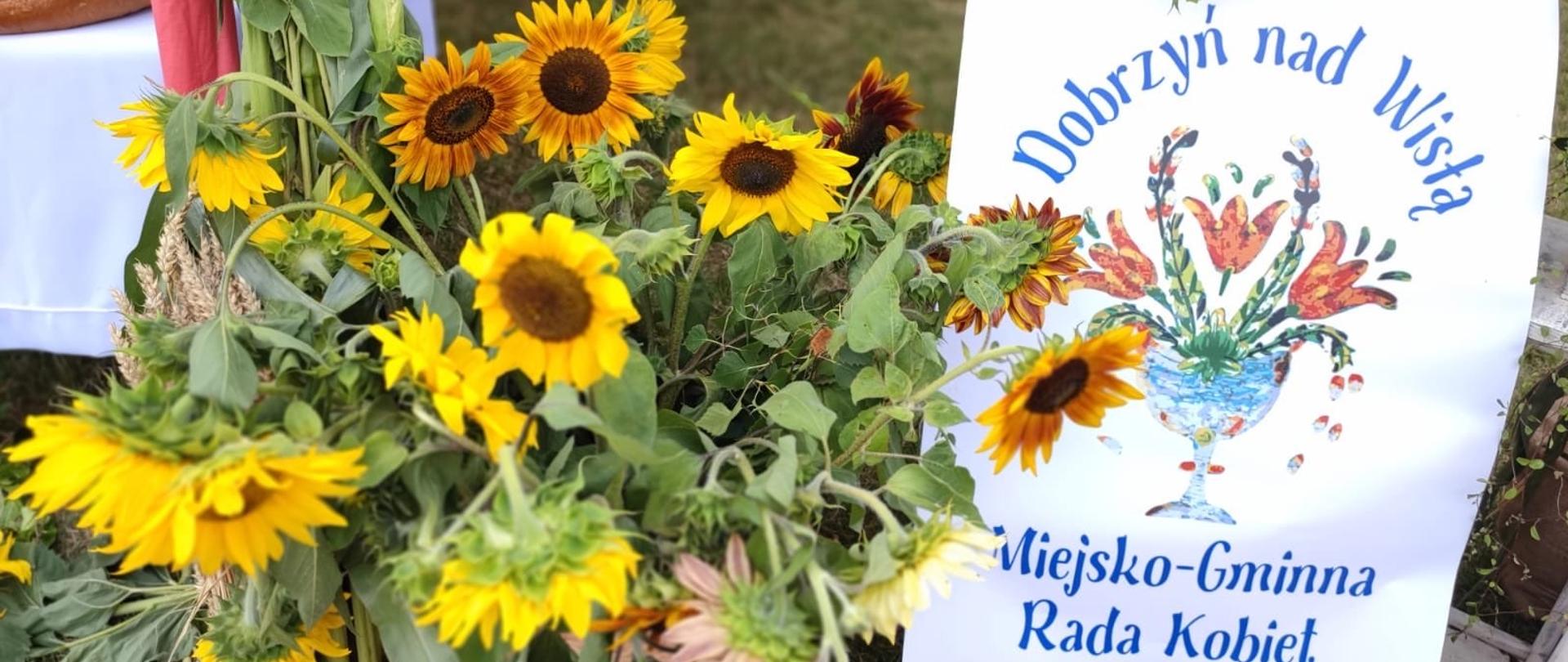 Plakat dożynek Dobrzynia nad Wisłą wraz z bukietem słoneczników.