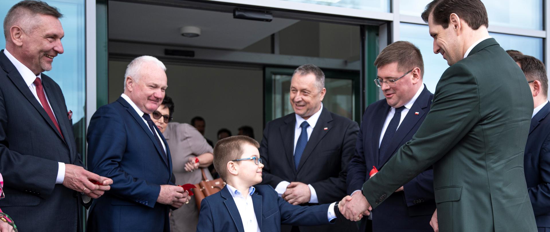 W otwarciu szkoły uczestniczyło wielu parlamentarzystów, łódzki kurator oświaty oraz wojewoda łódzki 