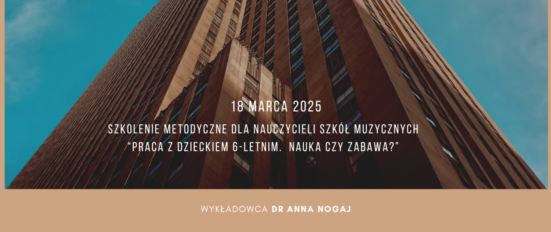 Na tle budynku napis - 18 marca 2025 szkolenie metodyczne dla nauczycieli szkół muzycznych praca z dzieckiem 6 letnim, nauka czy zabawa, wykładowca dr Anna Nogaj