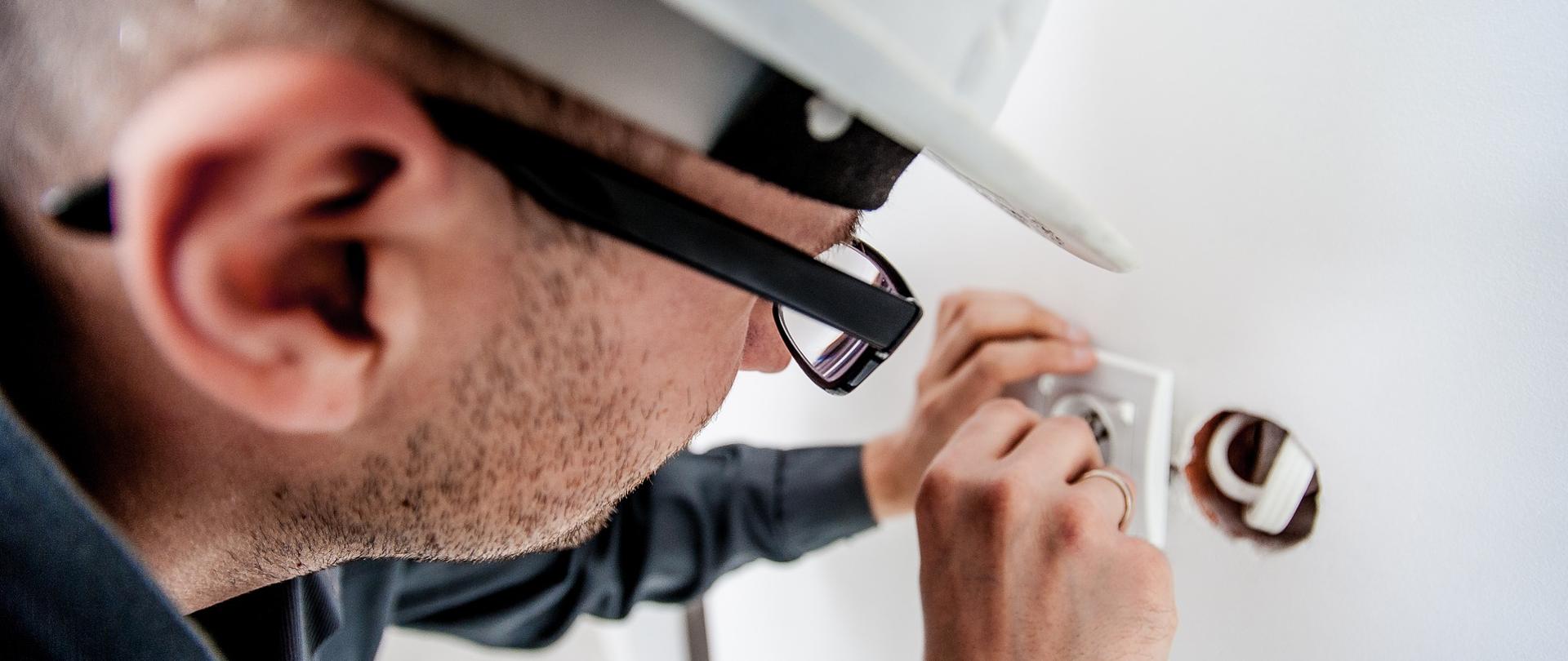 elektryk mocuje gniazdo