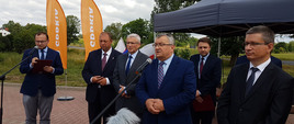 Minister Andrzej Adamczyk w czasie podpisania umowy na S61 Wysokie - Raczki