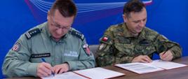 Dyrektor IAS i komendant POSG podpisują dokumenty