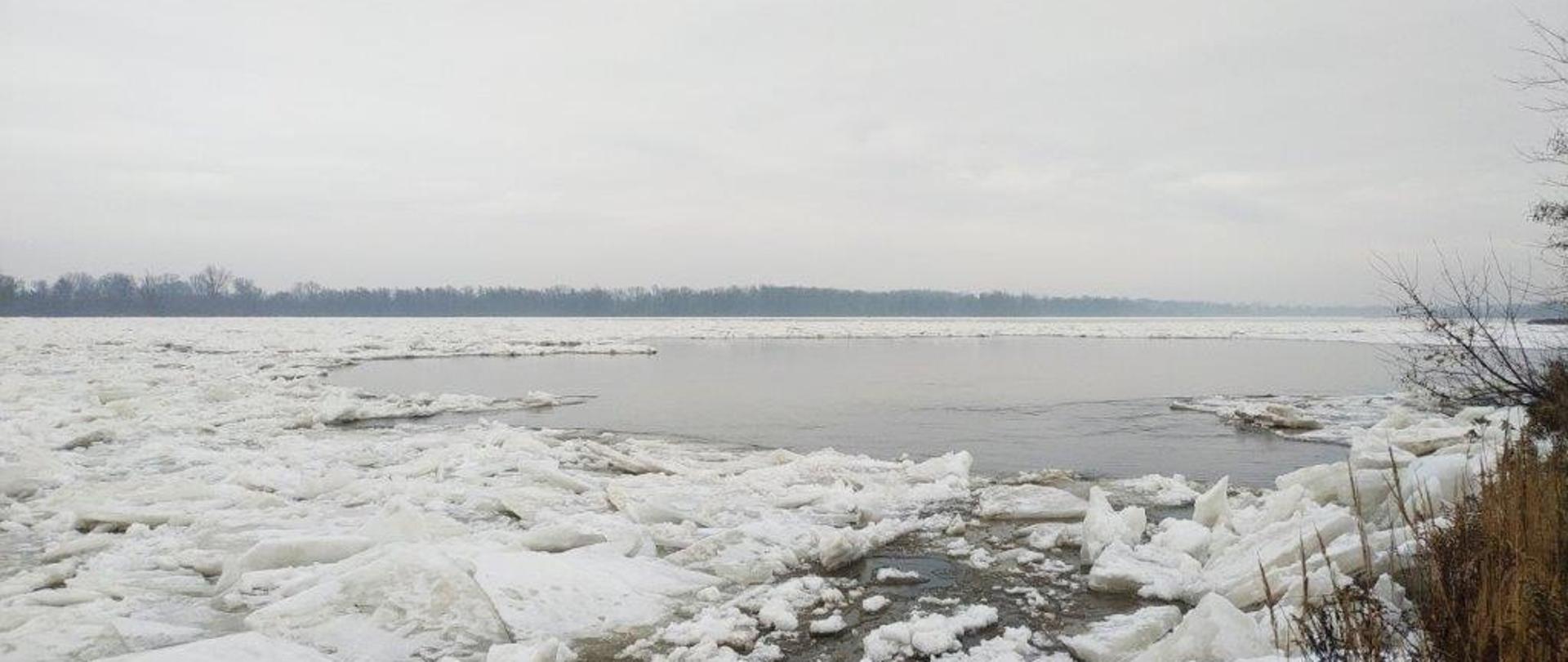 Pokrywa lodowa na rzece w okolicach Płocka