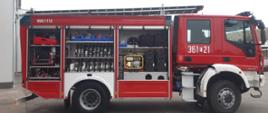 Zdjęcie przedstawia nowy samochód ratowniczo-gaśniczy stojący na placu wewnętrznym Komendy Powiatowej Państwowej Straży Pożarnej w Krośnie Odrzańskim, ukazujący swoje wyposażenie.