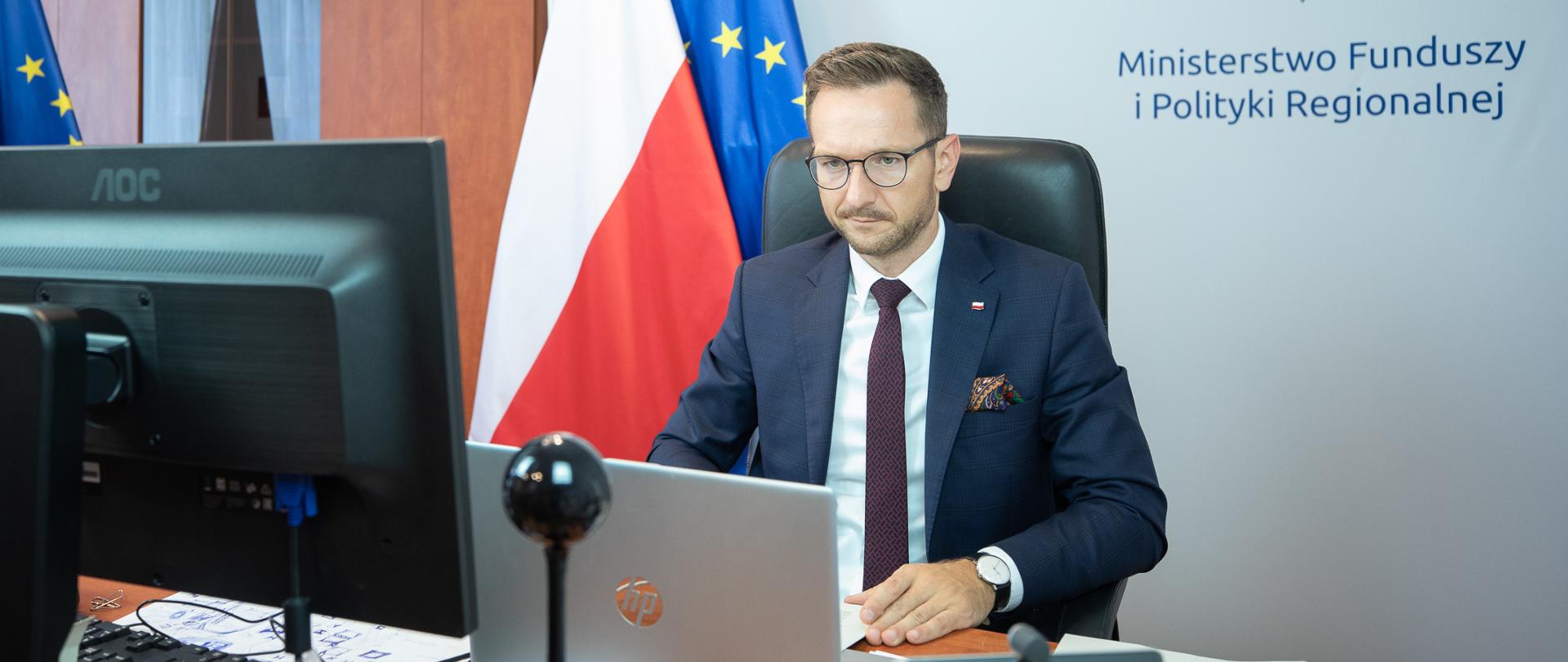 wiceminister Waldemar Buda przed komputerem - uczestniczy w zdalnym posiedzeniu Komisji Wspólnej Rządu i Samorządu Terytorialnego