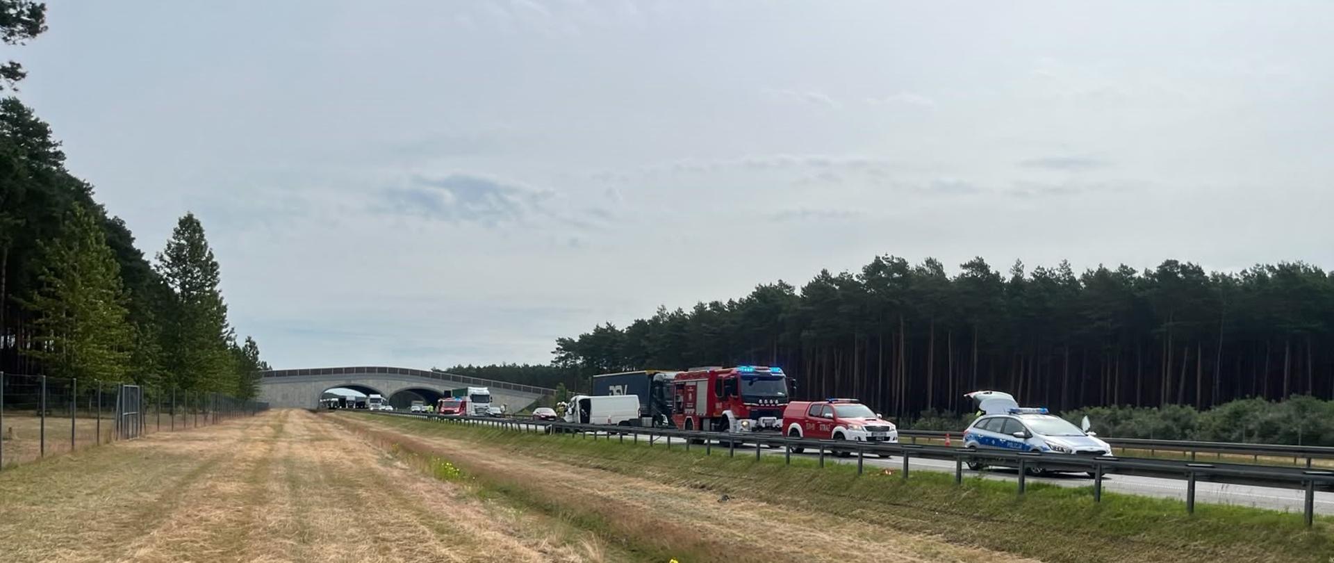 Samochód dostawczy po zderzeniu oraz działające służby