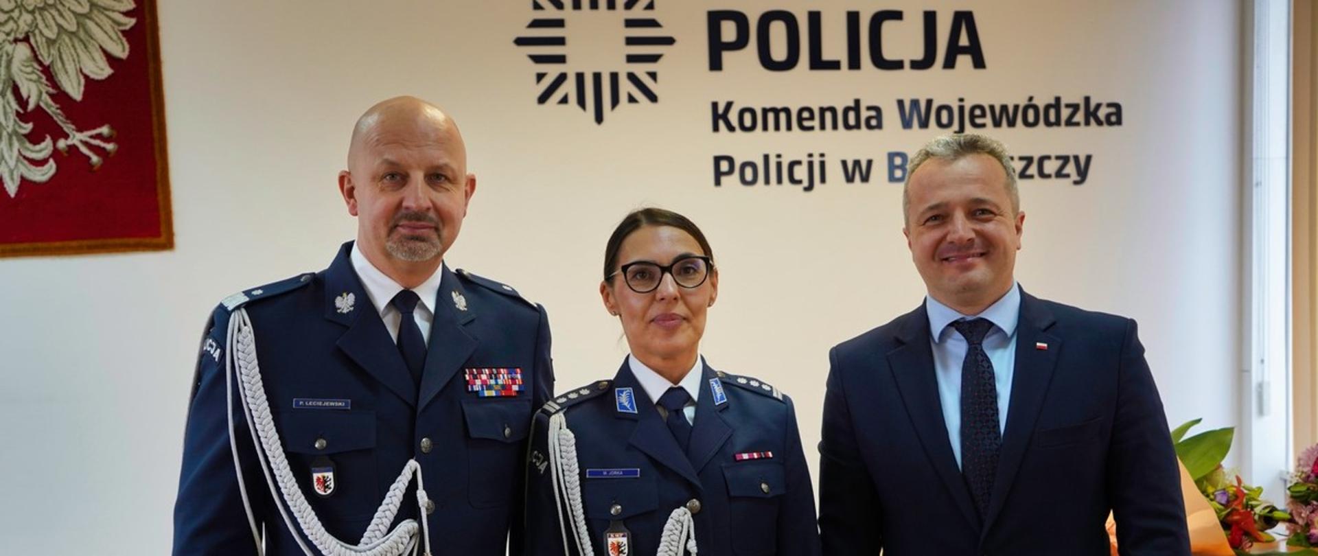 Kobieta i dwóch mężczyzn pozujących do zdjęcia