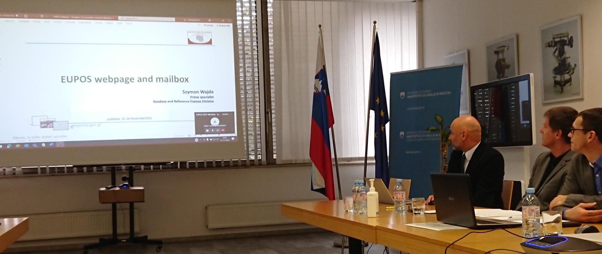 Zdjęcie przedstawia Szymona Wajdę prezentującego stronę EUPOS