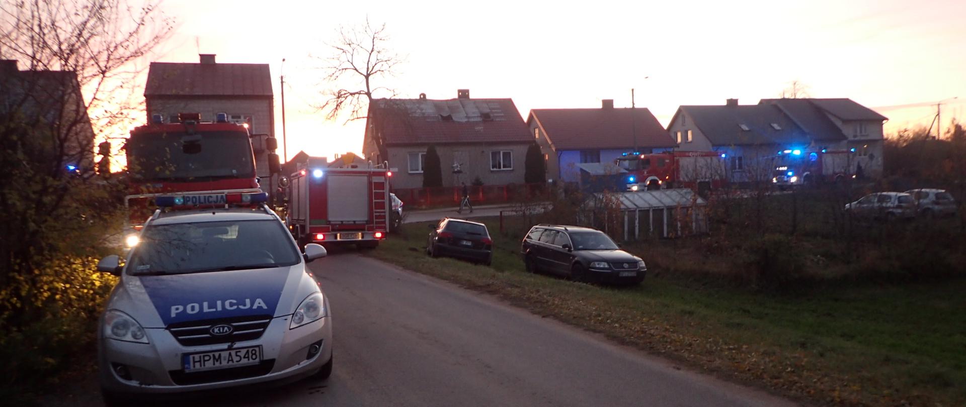 Pojazdy służb oraz cywilne stoją na terenie prowadzenia działań gaśniczych.