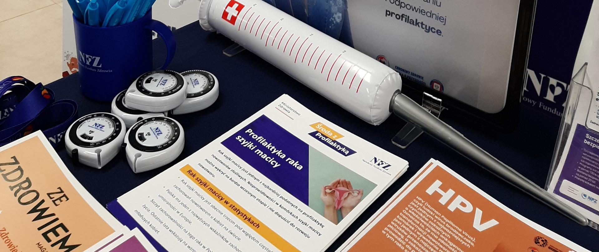 Stoisko informacyjne z materiałami edukacyjnymi