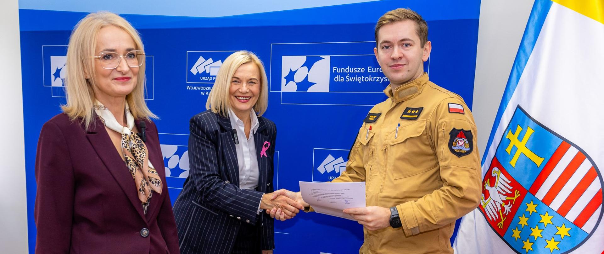 Gratulacje odbiera strażak w mundurze