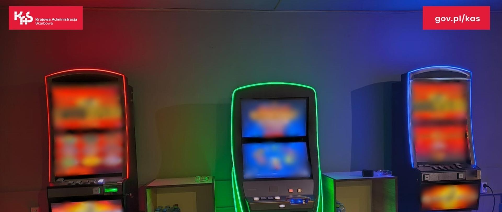 Pomieszczenie z automatami do nielegalnych gier hazardowych, na zdjęciu trzy automaty do gier.
