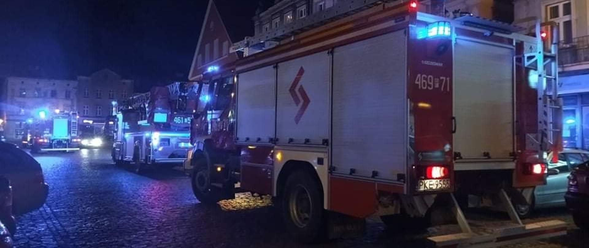 widoczne pojazdy straży pożarnych oraz miejsce zdarzania