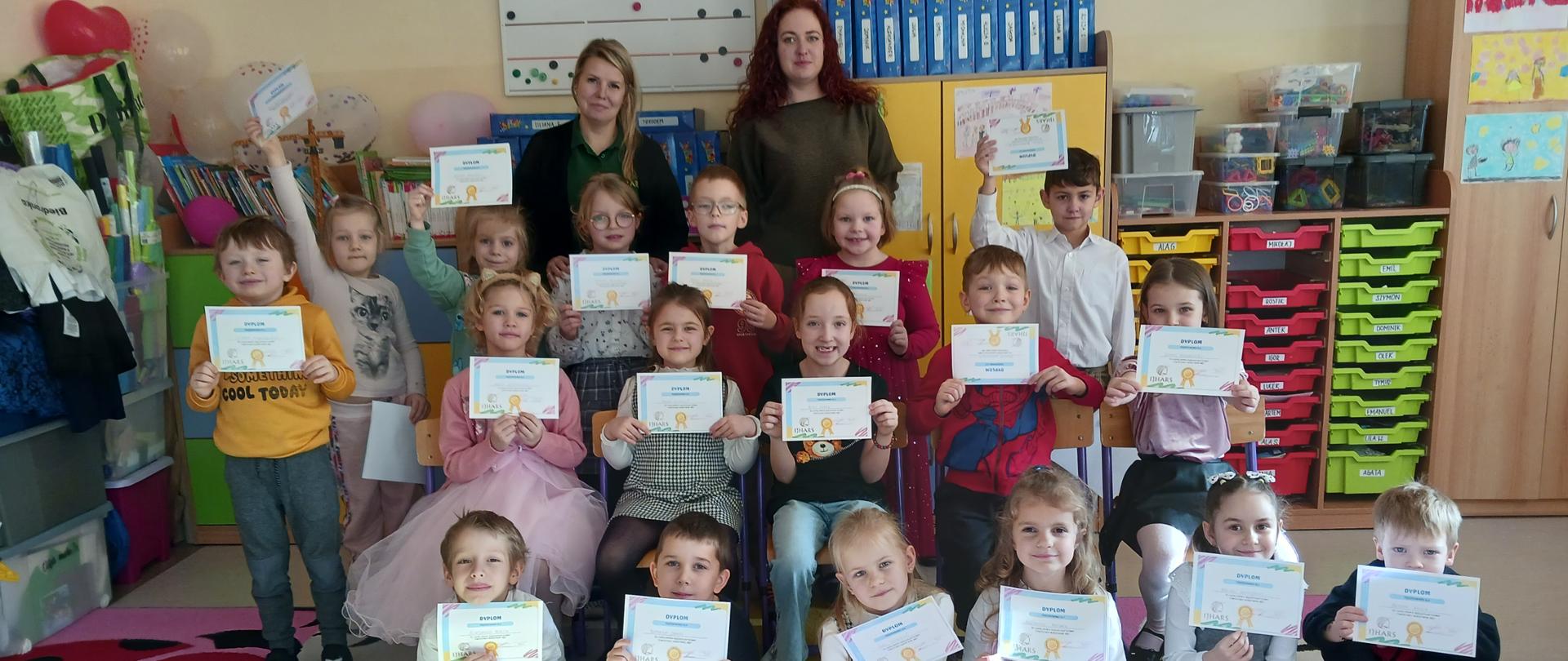 Inspektorki WIJHARS i przedszkolaki.