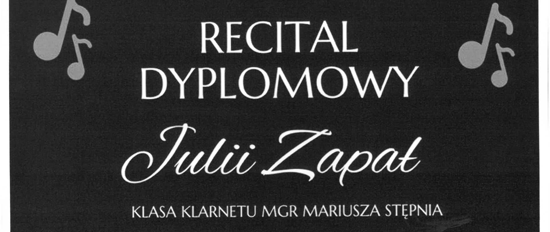 Plakat z wydarzeniem - Recital dyplomowy Julii Zapał, który odbędzie się 12 kwietnia 2025r. w auli ZPSM w Dębicy, tło plakatu czarne, po prawej stronie umieszczono wizerunek wykonawcy, w górnej części plakatu po lewej i po prawej stronie umieszczono nutki, napisy na plakacie są białe