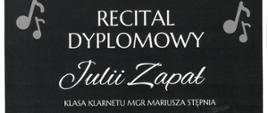 Plakat z wydarzeniem - Recital dyplomowy Julii Zapał, który odbędzie się 12 kwietnia 2025r. w auli ZPSM w Dębicy, tło plakatu czarne, po prawej stronie umieszczono wizerunek wykonawcy, w górnej części plakatu po lewej i po prawej stronie umieszczono nutki, napisy na plakacie są białe