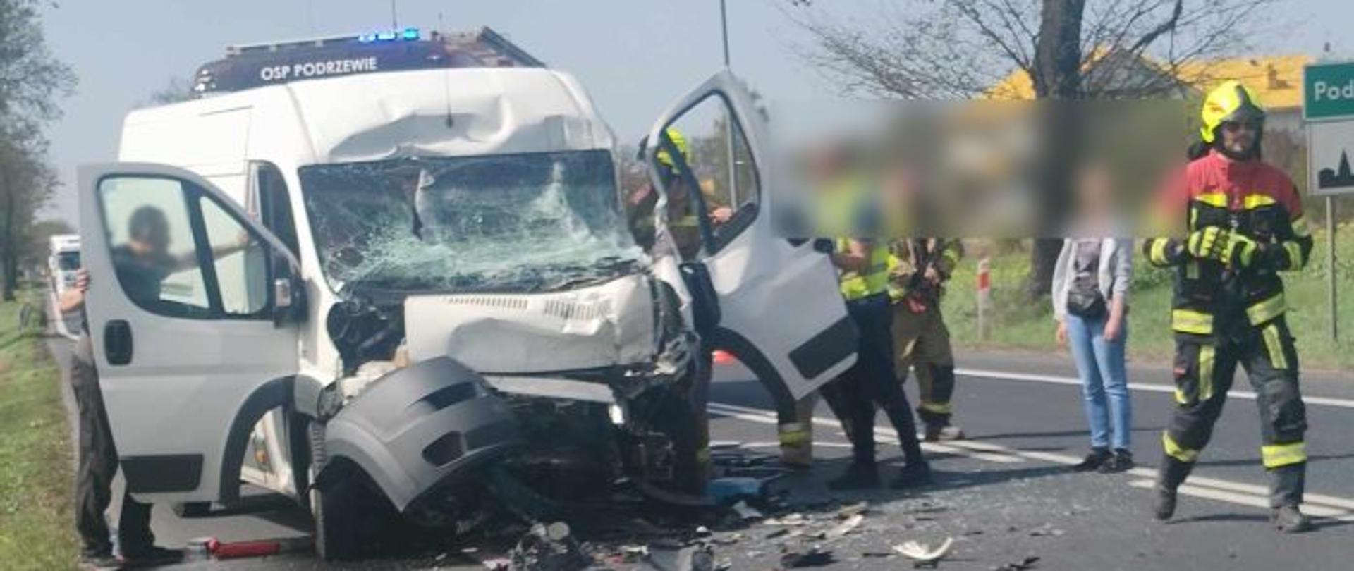 Uszkodzony pojazd znajduje się na drodze