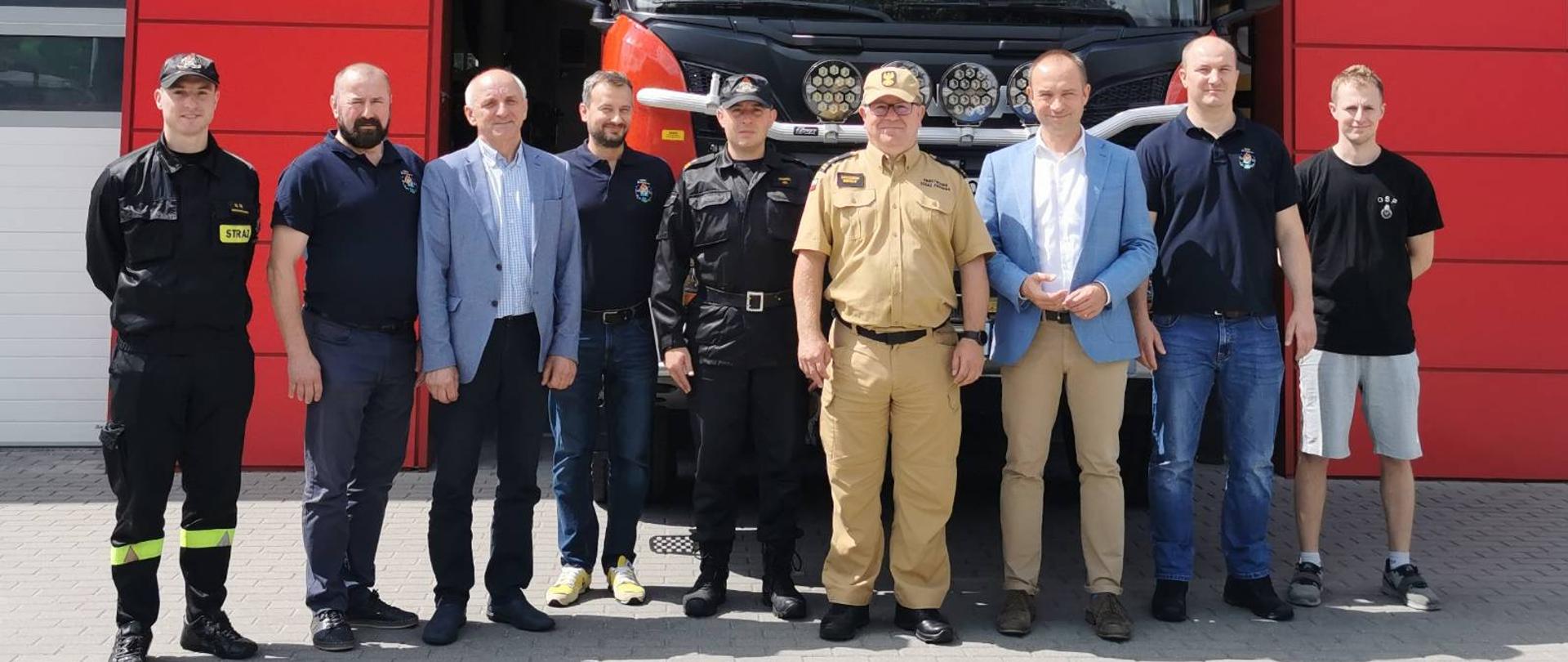 bryg. Wojciech Berent, zastępca pomorskiego komendanta wojewódzkiego PSP, mł. bryg. Paweł Gil, komendant powiatowy PSP w Kartuzach, Tomasz Szymkowiak, zastępca burmistrza Gminy Żukowo wraz ze strażakami z OSP Żukowo.