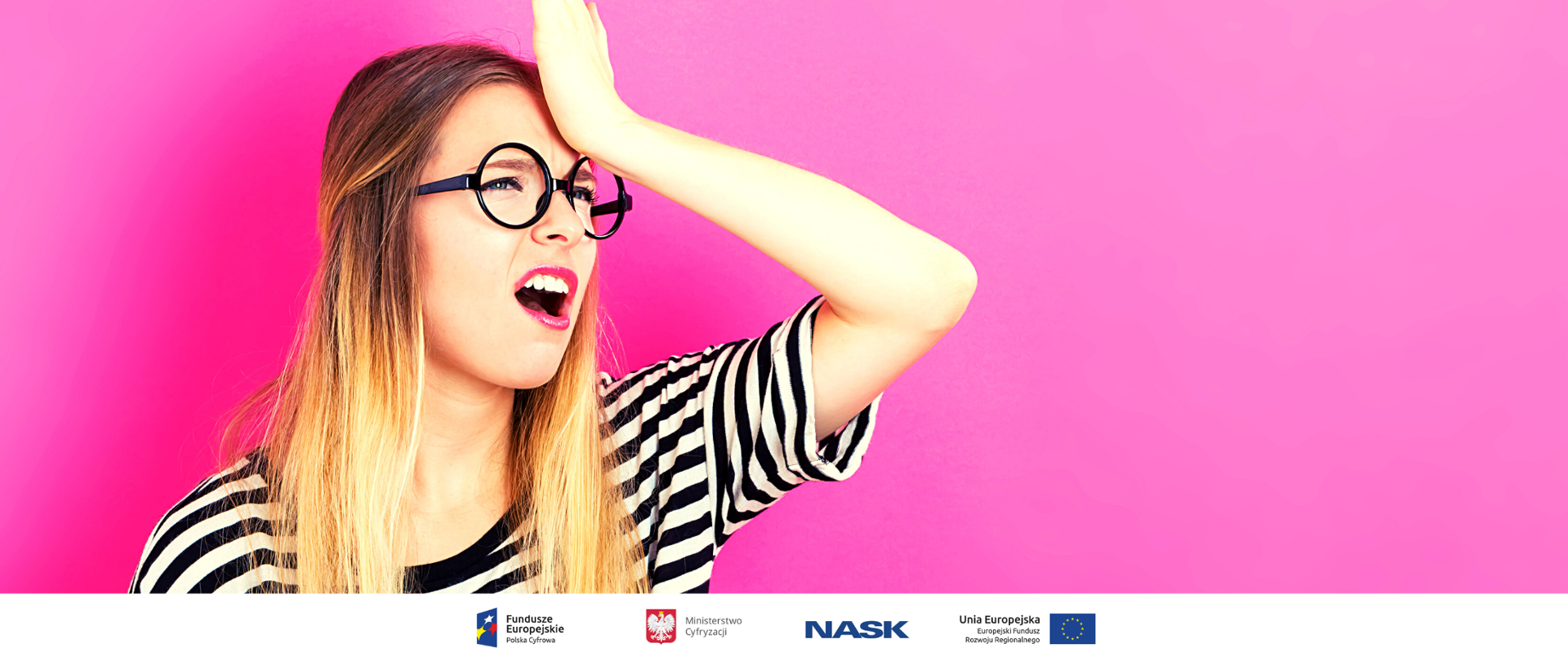 Młoda kobieta w okularach łapiąca się jedną ręką za głowę tak jakby właśnie o czymś sobie przypomniała. Zdjęcie na różowym tle.