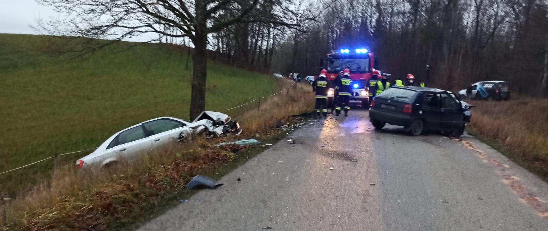 Zdjęcie ukazuje skutki zderzenie dwóch samochodów osobowych na drodze wojewódzkiej nr 590
