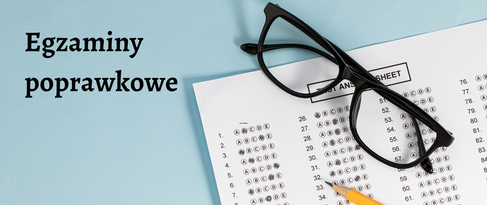 Zdjęcie przedstawia arkusz odpowiedzi do zadań, na którym leżą czarne okulary i żółty ołówek.