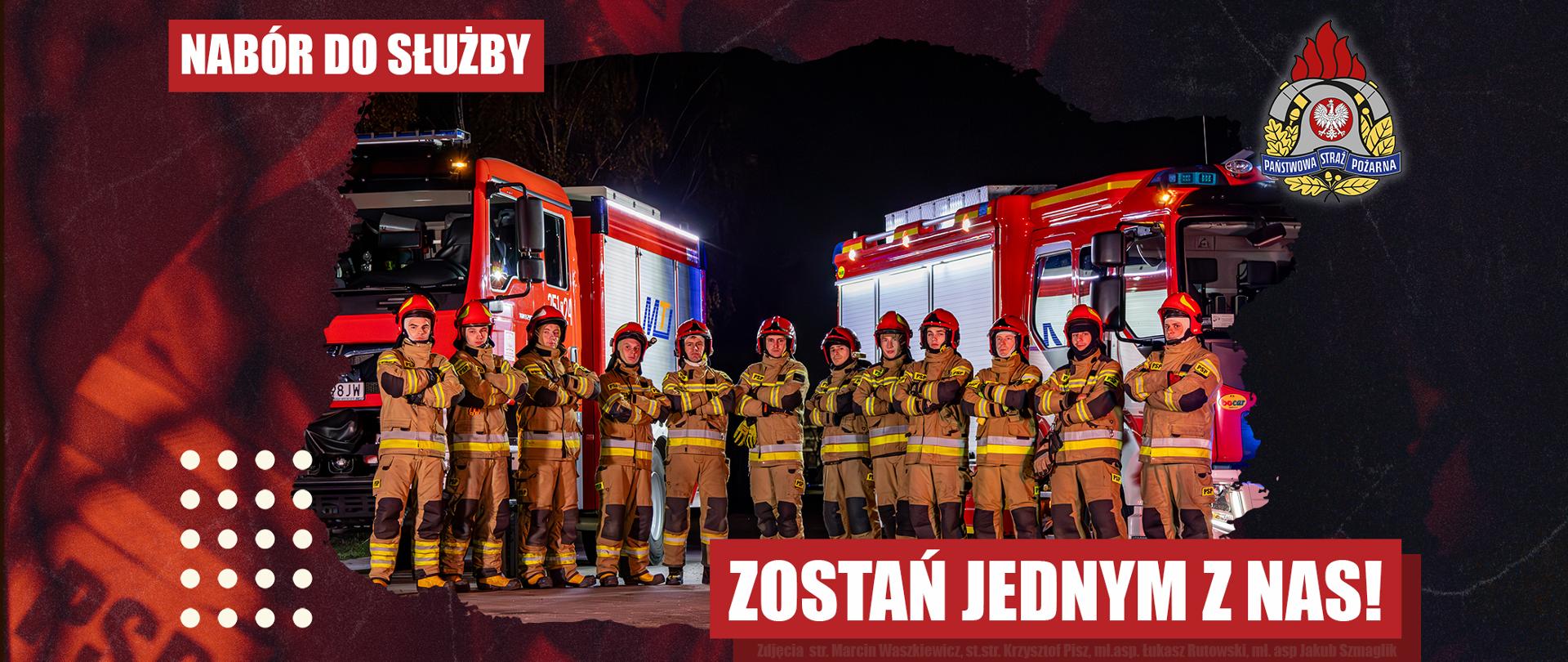 Obraz to dynamiczny plakat rekrutacyjny polskiej Straży Pożarnej, utrzymany w profesjonalnej i podniosłej tonacji. W samym środku kompozycji stoi jedenastu strażaków w pełnym umundurowaniu bojowym piaskowe mundury, hełmy, rękawice. Stoją w rzędzie, z rękami skrzyżowanymi na piersiach, patrząc pewnie w stronę widza. Strażacy pozują na tle dwóch dużych, nowoczesnych, czerwonych wozów strażackich z włączonym oświetleniem ostrzegawczym. Scena rozgrywa się po zmroku, co podkreśla kontrast między jaskrawymi światłami a ciemnym otoczeniem. W lewym górnym rogu znajduje się biały napis na czerwonym tle: "NABÓR DO SŁUŻBY". W prawym dolnym rogu widnieje duże hasło: "ZOSTAŃ JEDNYM Z NAS!". W prawym górnym rogu umieszczono oficjalne godło Państwowej Straży Pożarnej z polskim orłem.