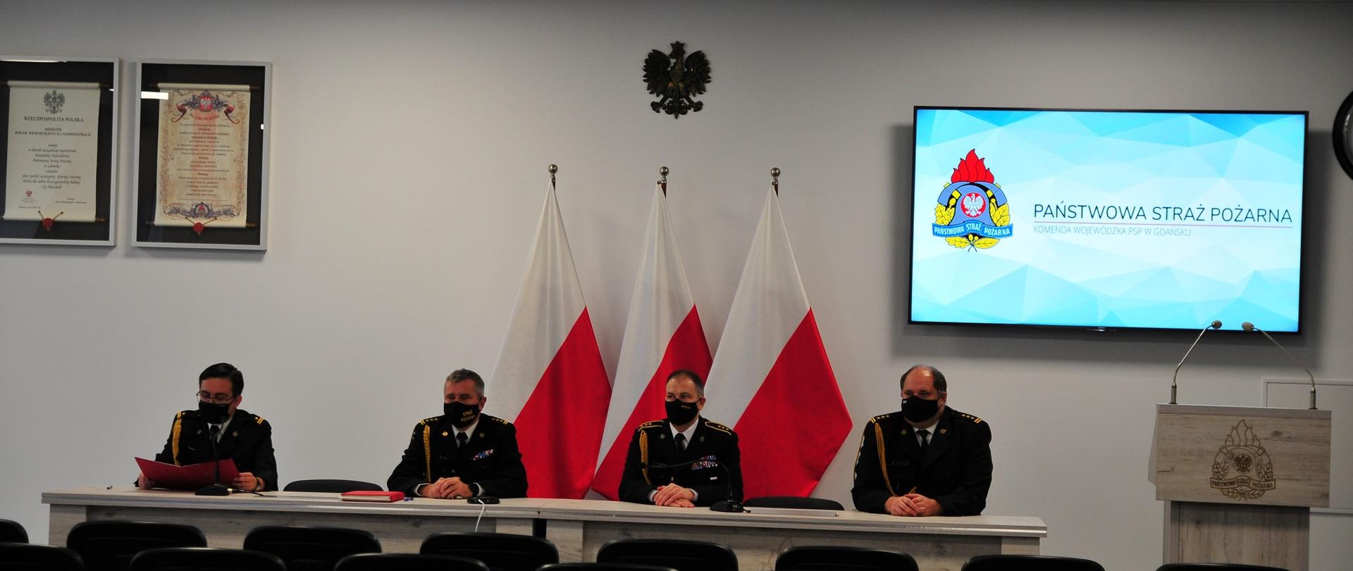 Kadra kierownicza Komendy Wojewódzkiej Państwowej Straży Pożarnej w Gdańsku w trakcie wideokonferencji z wojewodą pomorskim z z okazji Święta Niepodległości.