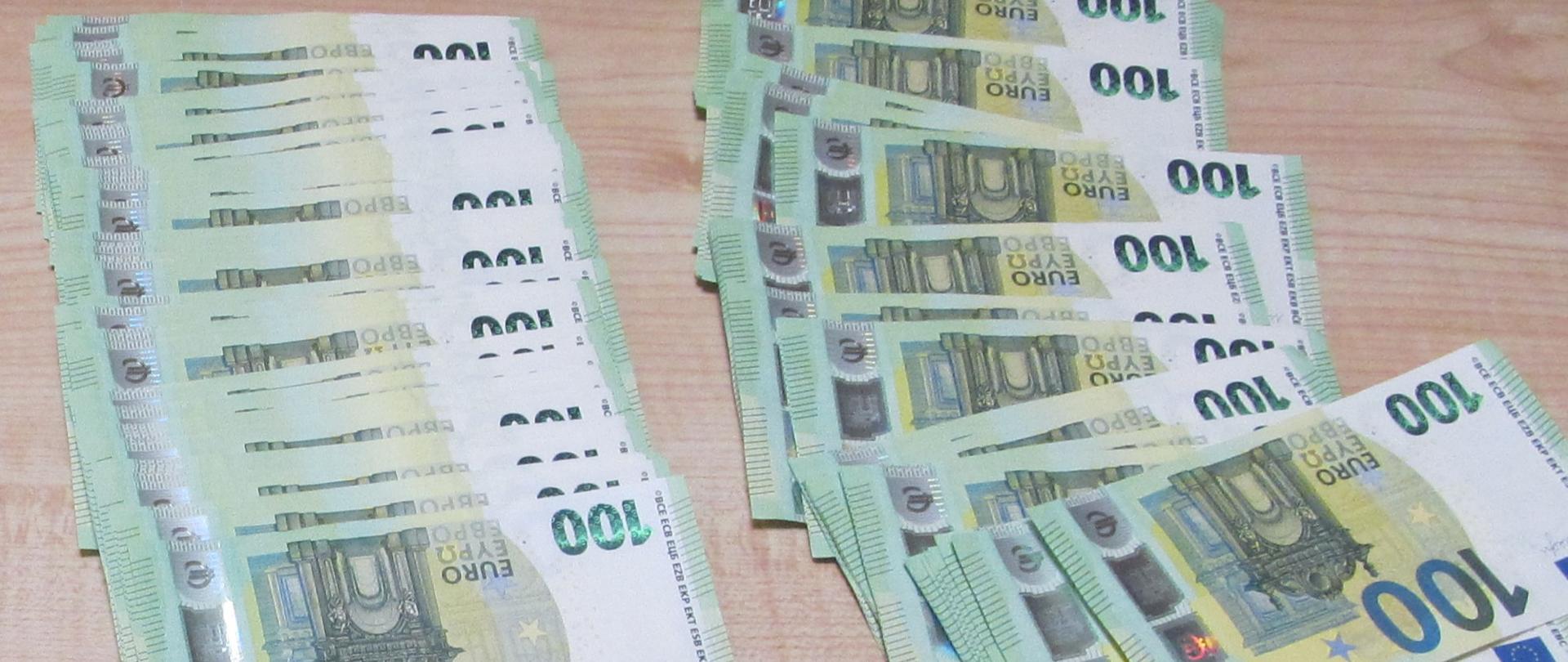 banknoty euro rozłożone na stole